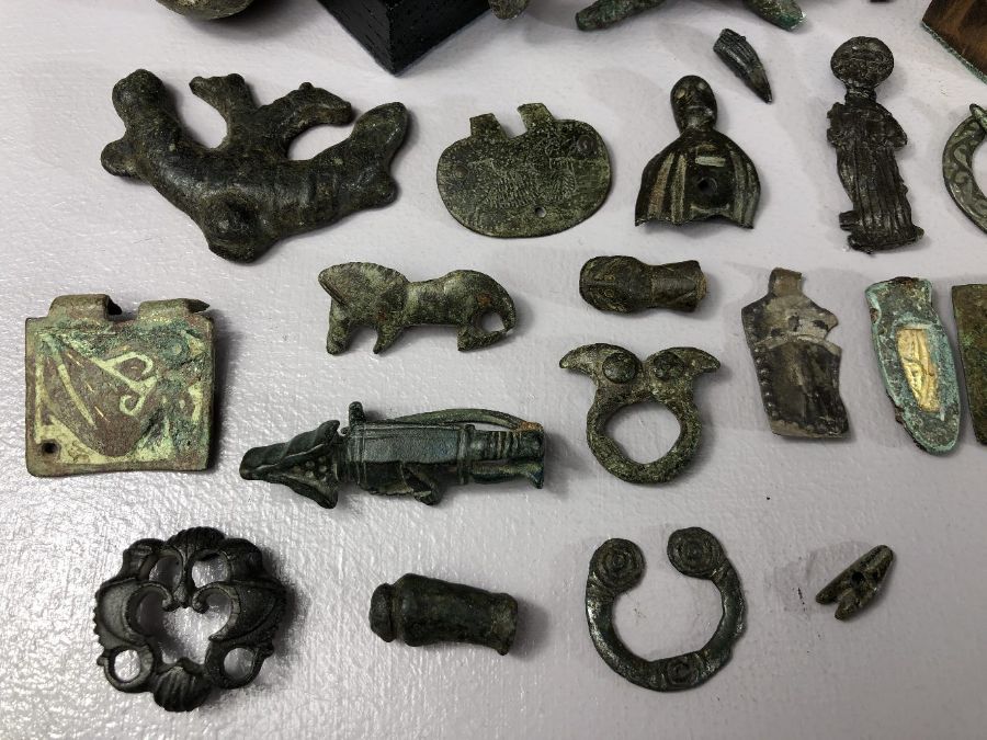 Collection of artefacts, circa 25 pieces, of varying ages, some possibly Anglo Saxon, Viking, Roman, - Image 2 of 10