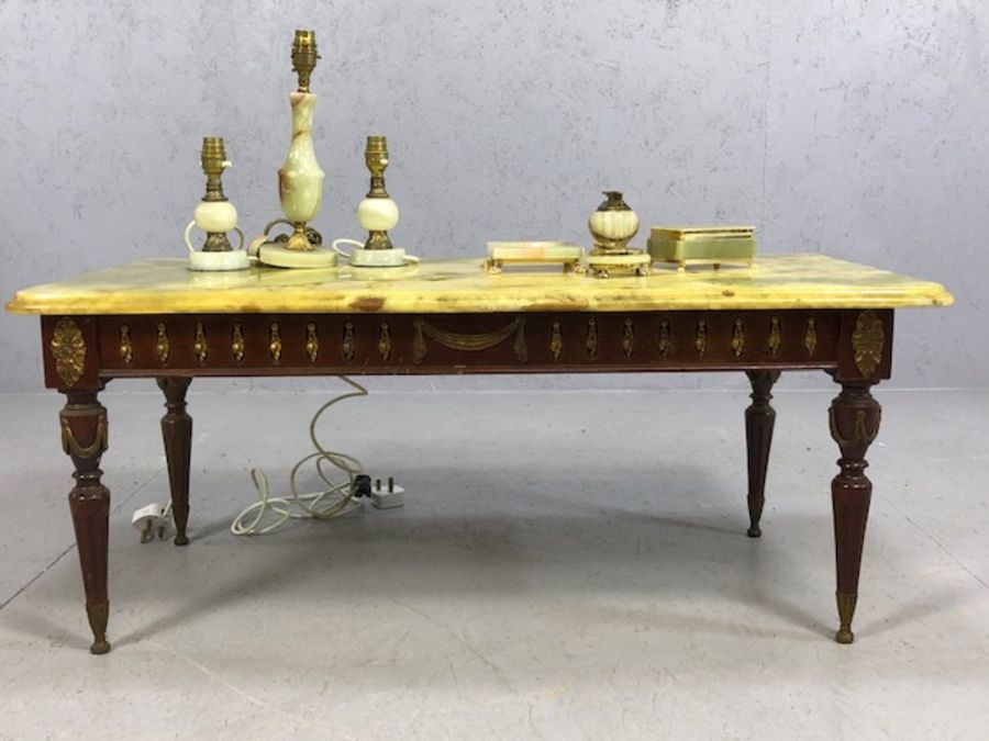 Marble-topped coffee table on wooden frame with a collection of marble dressing table items - Image 2 of 5