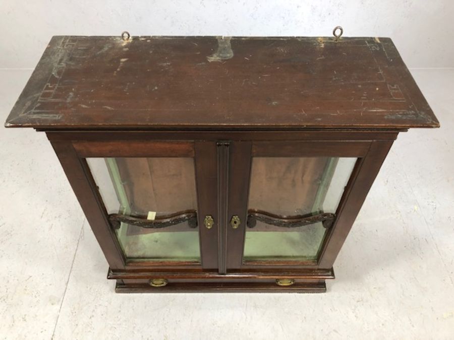 Mahogany display cabinet with glass doors, drawer under, with brass furniture and original key (no - Image 2 of 7