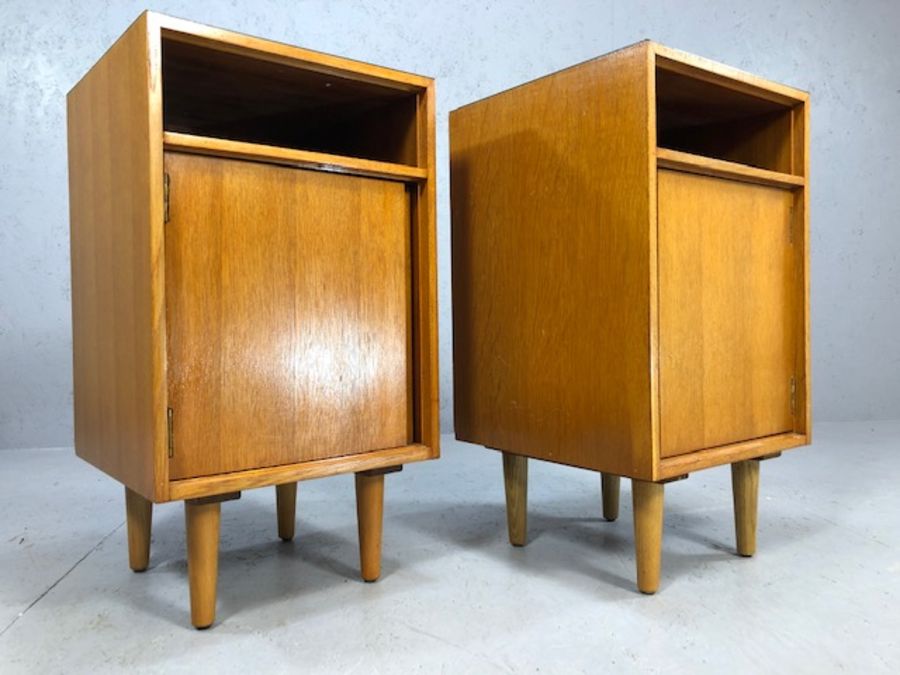 Pair of Stag Mid Century style black-topped bedside tables on tapering legs - Image 6 of 7