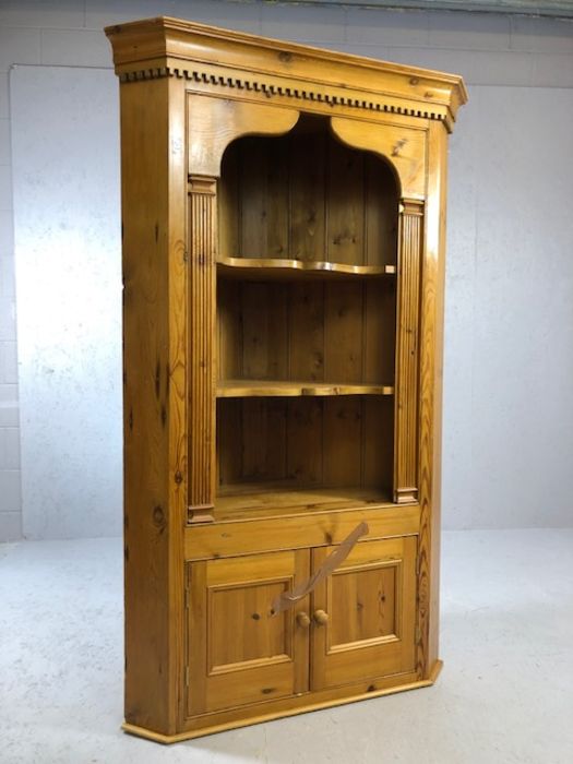Pine corner unit with two shelves and cupboard under, approx 108cm wide x 182cm tall - Image 2 of 4