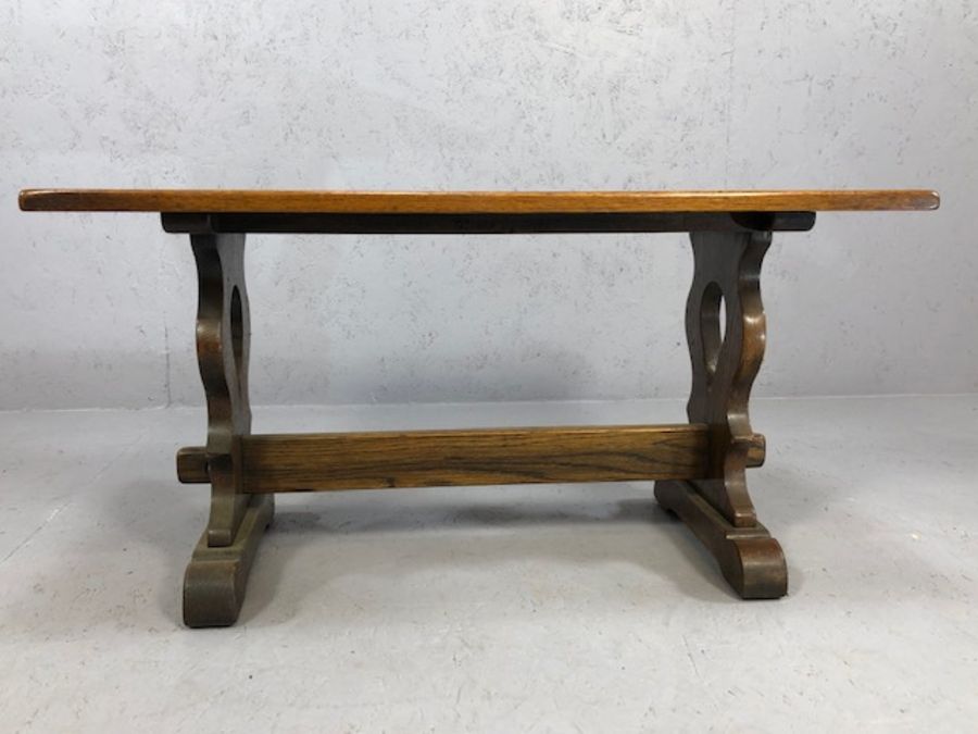 Oak coffee table and nest of three tables, coffee table approx 91cm x 47cm x 47cm - Image 3 of 6