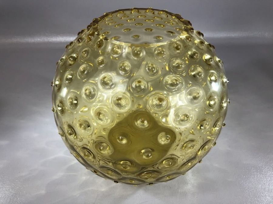 Vintage yellow glass vase, approx 23cm in height - Image 2 of 4