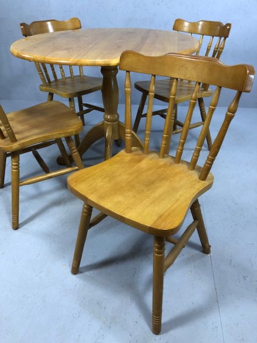 Circular pine table on pedestal base with four pine spindle back chairs, diameter approx 90cm - Image 4 of 6