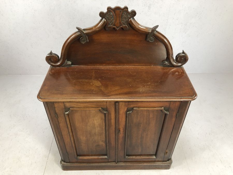 Mahogany buffet with carved wood upstand and cupboards below - Image 2 of 5