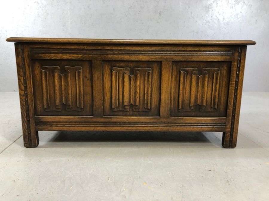 Oak coffer with linen fold design, approx 107cm x 46cm x 50cm tall - Image 2 of 5