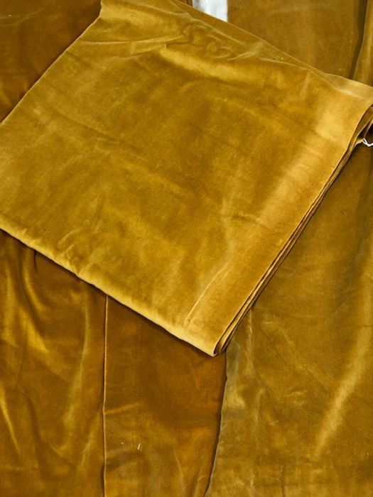 Textiles: Collection of gold velvet curtain fabric, six panels approx 214cm x 207cm plus pair of - Image 2 of 4