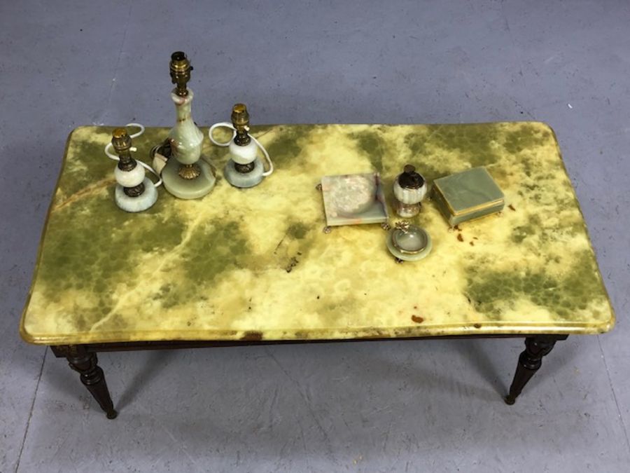 Marble-topped coffee table on wooden frame with a collection of marble dressing table items - Image 5 of 5