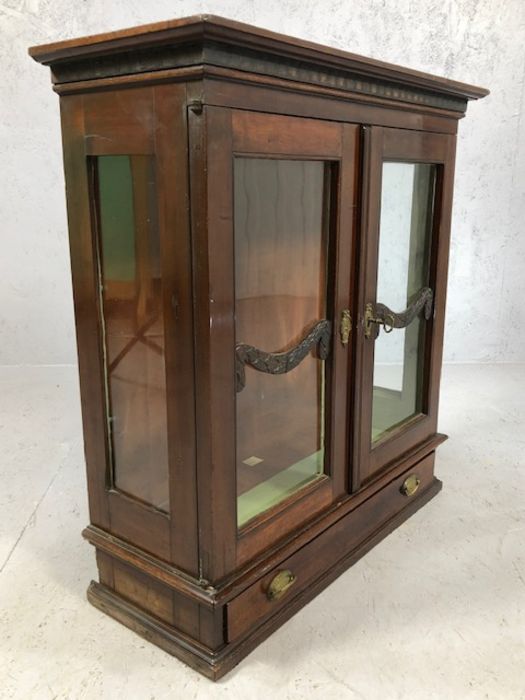 Mahogany display cabinet with glass doors, drawer under, with brass furniture and original key (no - Image 7 of 7