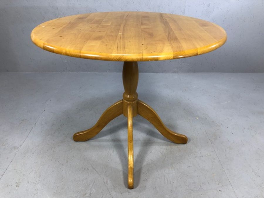 Circular pine table on pedestal base with four pine spindle back chairs, diameter approx 90cm - Image 5 of 6