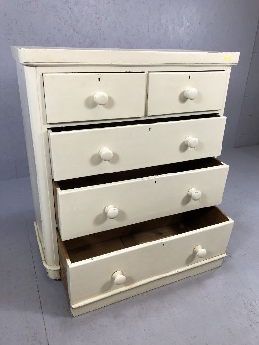 White painted pine chest of five drawers with bun handles - Image 4 of 4