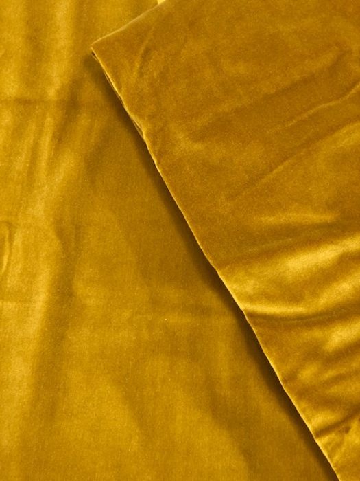 Textiles: Collection of gold velvet curtain fabric, six panels approx 214cm x 207cm plus pair of - Image 4 of 4