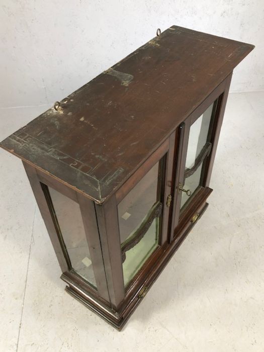 Mahogany display cabinet with glass doors, drawer under, with brass furniture and original key (no - Image 6 of 7