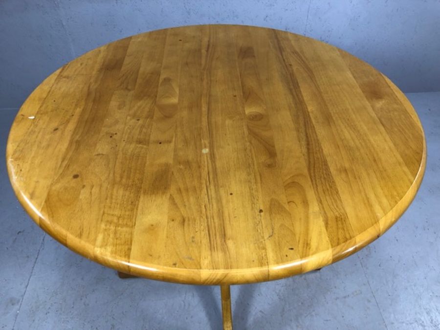 Circular pine table on pedestal base with four pine spindle back chairs, diameter approx 90cm - Image 6 of 6