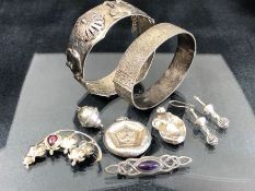 Silver Jewellery to include Indian Bangle & Hallmarked Silver Lion head pendant total weight