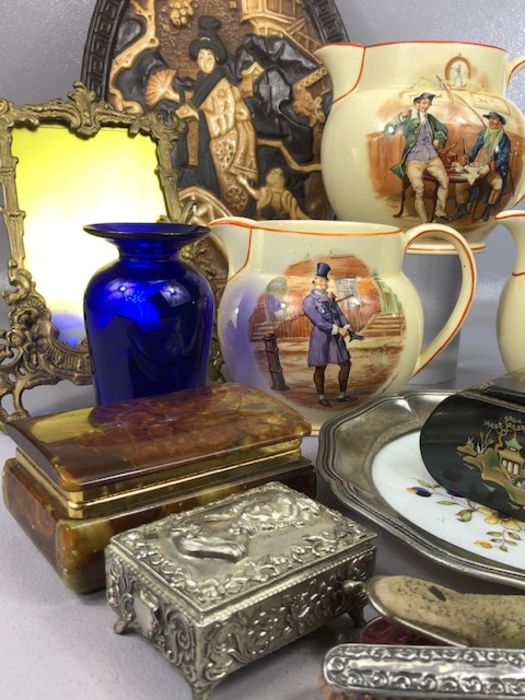 Collection of curios to include three ceramic Wedgwood graduated jugs depicting Dickens - Image 4 of 7