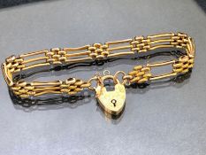 9ct Gold gate Link Bracelet with Heart shaped Lock fastener approx 19cm long and 12g