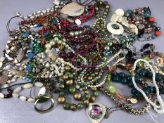 Quantity of costume jewellery