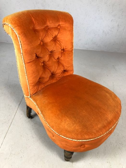 Orange upholstered button back bedroom chair on original china castors - Image 4 of 5