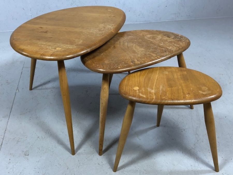 Ercol style Mid Century blonde elm 'Pebble' nest of three graduated tables, the largest approx - Image 3 of 4