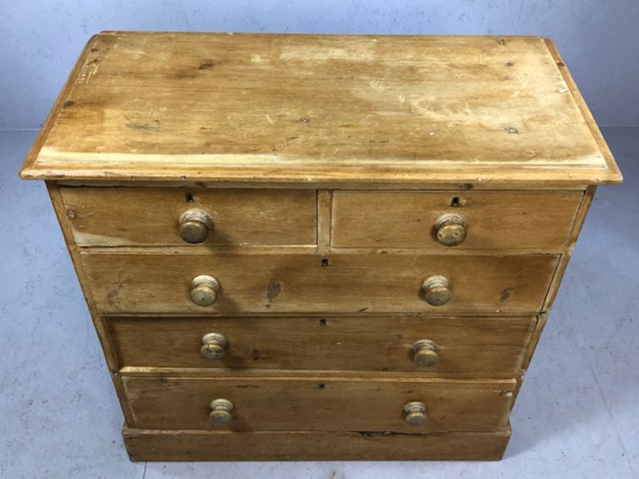 Antique pine chest of five drawers, approx 96cm x 46cm x 93cm tall - Image 2 of 5