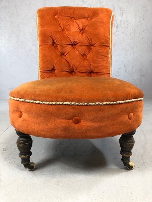 Orange upholstered button back bedroom chair on original china castors - Image 3 of 5
