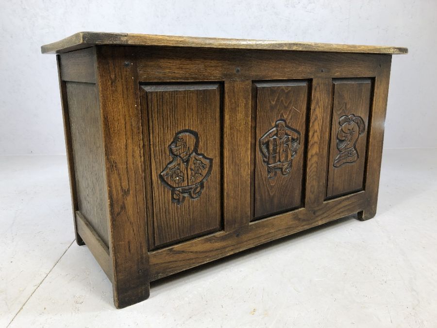 Three panel oak coffer, approx 93cm x 41cm x 54cm tall - Image 4 of 4