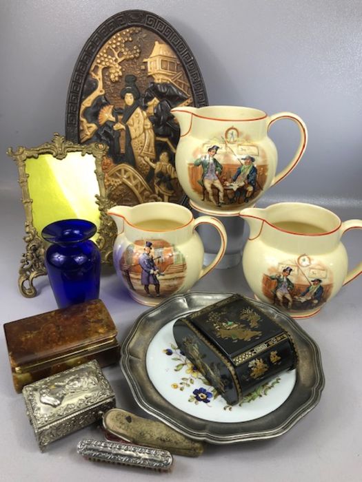 Collection of curios to include three ceramic Wedgwood graduated jugs depicting Dickens
