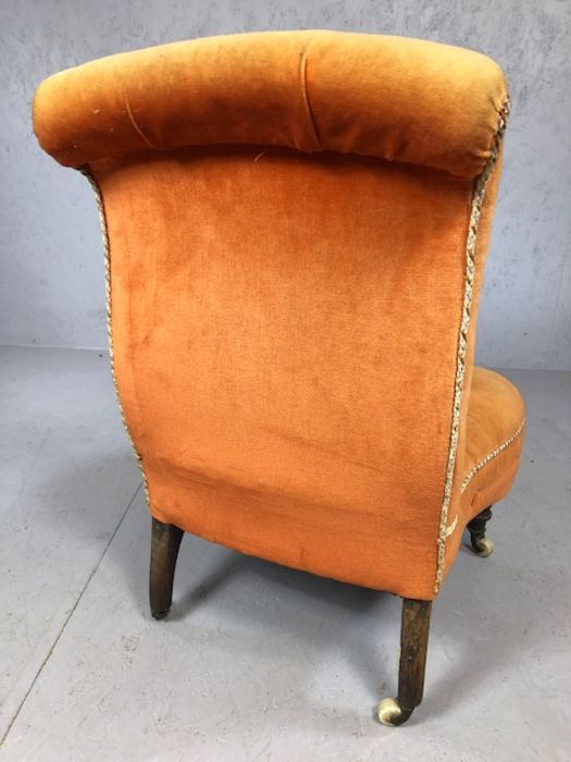 Orange upholstered button back bedroom chair on original china castors - Image 5 of 5