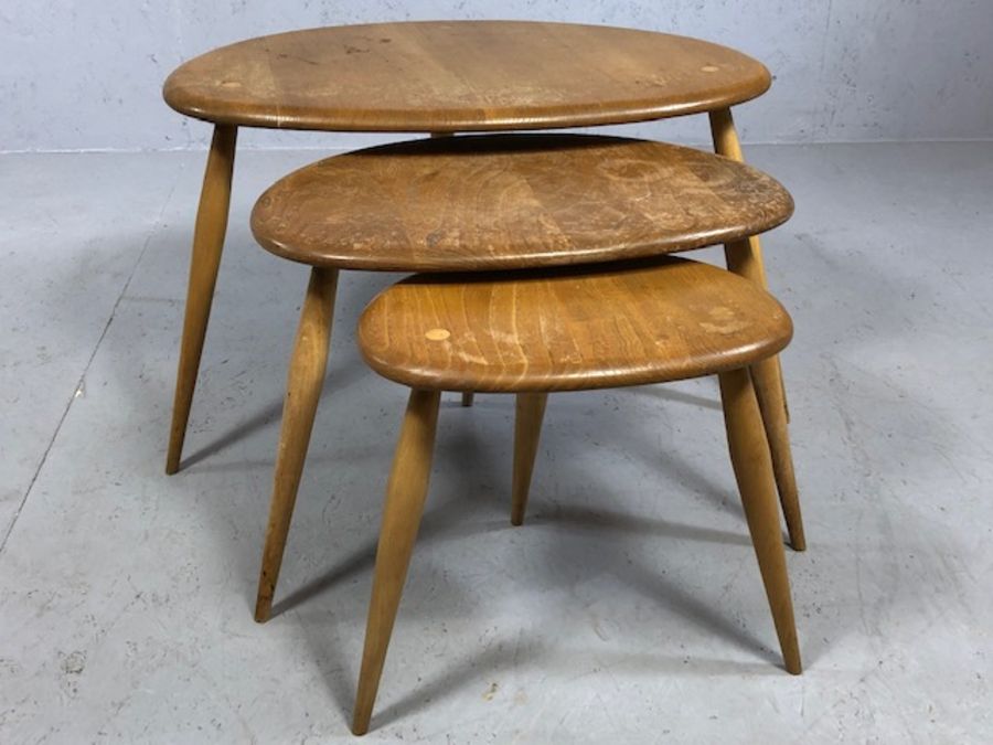 Ercol style Mid Century blonde elm 'Pebble' nest of three graduated tables, the largest approx - Image 2 of 4