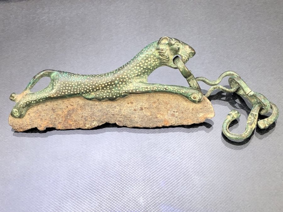 Collection of three razors, possibly Roman in origin, one in the form of a leopard or other wild cat - Image 4 of 11