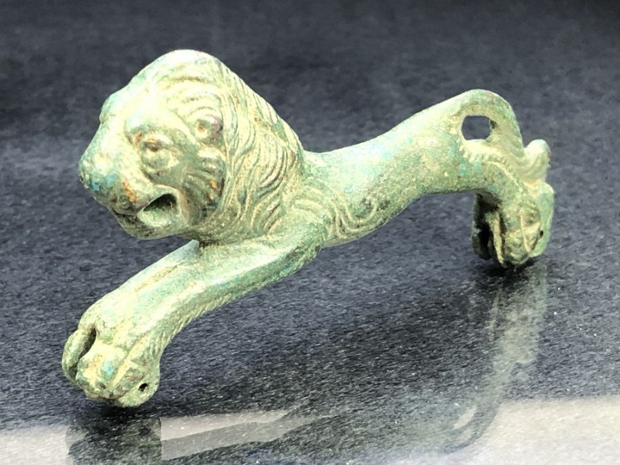 Collection of three razors, possibly Roman in origin, one in the form of a leopard or other wild cat - Image 7 of 11