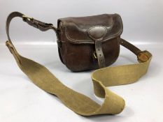 Hunting shooting interest: a vintage cartridge bag/ case in brown leather with canvas and leather
