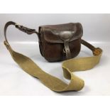 Hunting shooting interest: a vintage cartridge bag/ case in brown leather with canvas and leather