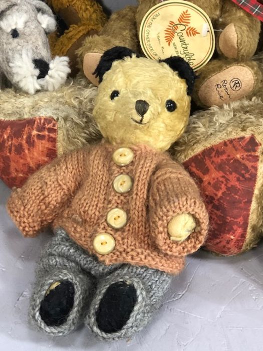Collection of vintage teddy bears to include one Harrods Bear - Image 5 of 7