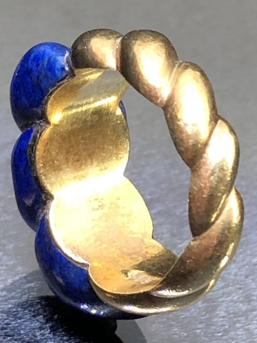 14ct Gold ring marked 585 and set with large Blue carved Lapis Lazuli size approx 'O' - Image 4 of 9