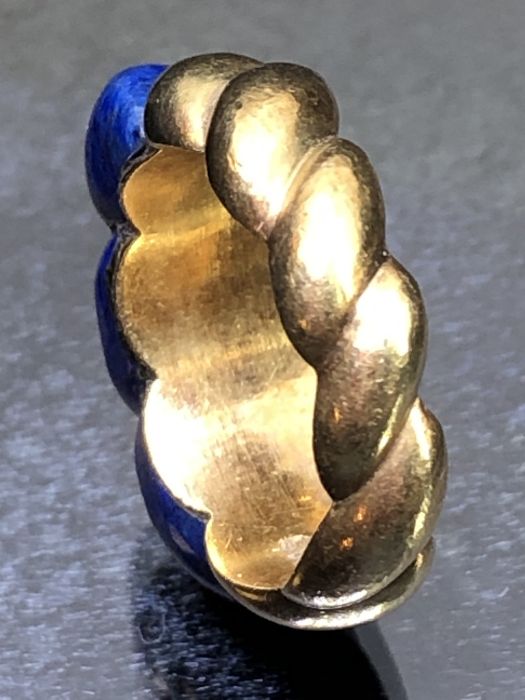 14ct Gold ring marked 585 and set with large Blue carved Lapis Lazuli size approx 'O' - Image 5 of 9