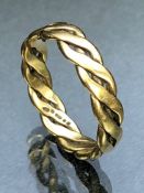 9ct Gold twisted design ring size 'Q' & 3.2g