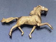 14ct Gold Brooch of a Horse with a diamond eye approx 45mm in length & 7.3g