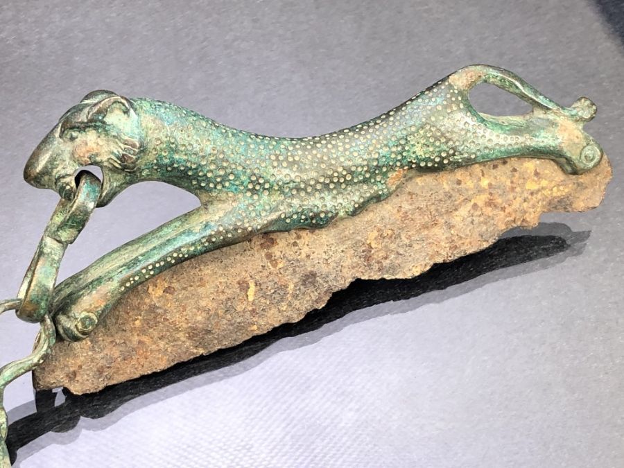 Collection of three razors, possibly Roman in origin, one in the form of a leopard or other wild cat - Image 3 of 11