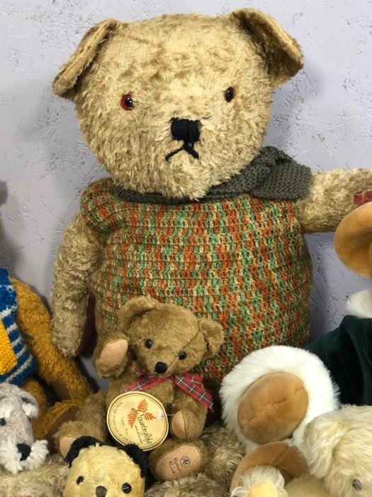 Collection of vintage teddy bears to include one Harrods Bear - Image 2 of 7