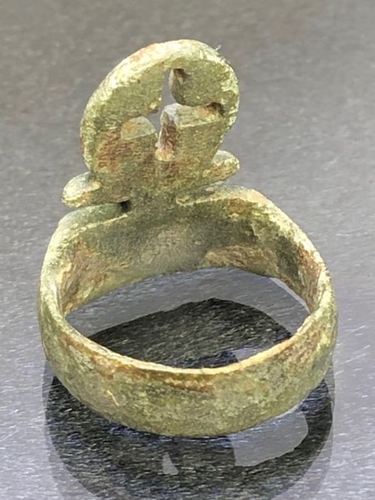 Collection of eight rings of varying ages, one bearing the imprint of a woman's head, possibly Julia - Image 5 of 16