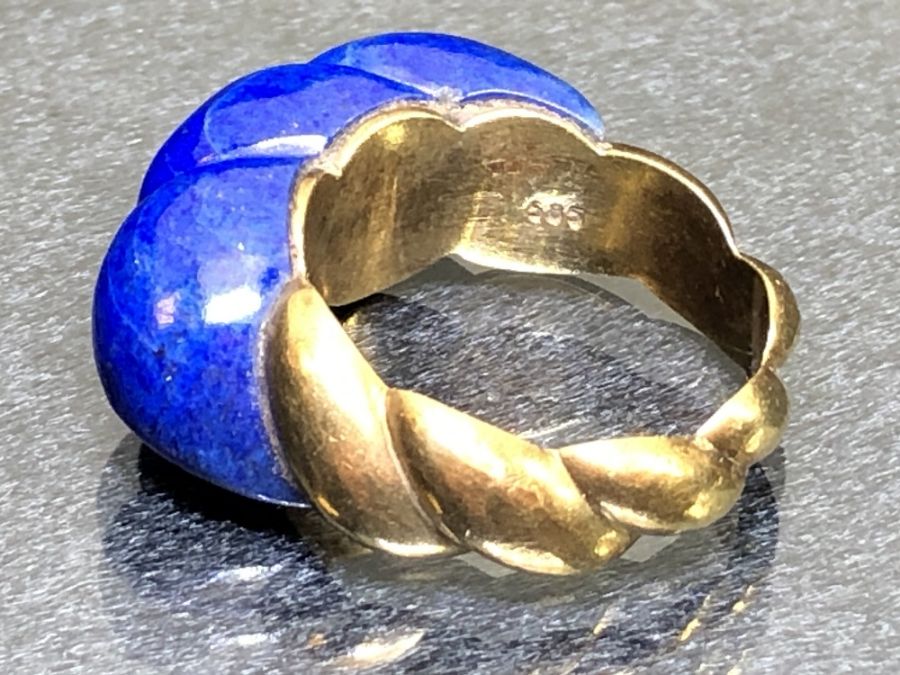 14ct Gold ring marked 585 and set with large Blue carved Lapis Lazuli size approx 'O' - Image 9 of 9