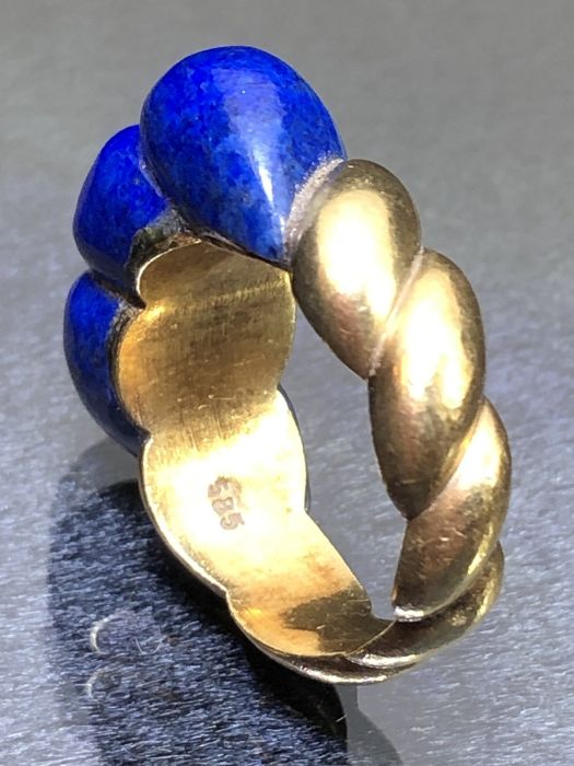 14ct Gold ring marked 585 and set with large Blue carved Lapis Lazuli size approx 'O' - Image 6 of 9