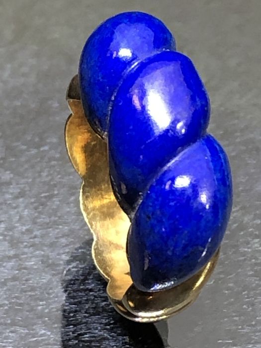 14ct Gold ring marked 585 and set with large Blue carved Lapis Lazuli size approx 'O' - Image 3 of 9