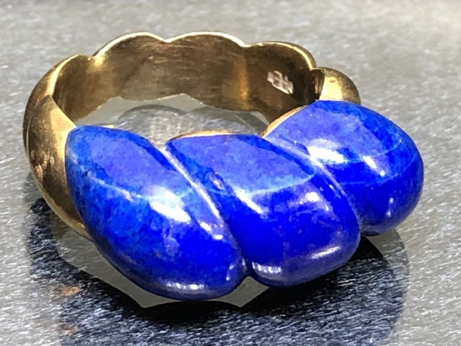 14ct Gold ring marked 585 and set with large Blue carved Lapis Lazuli size approx 'O' - Image 8 of 9