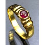 18ct Gold ring set with a single garnet size 'P' & 4.2g