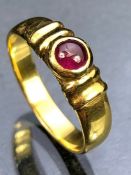 18ct Gold ring set with a single garnet size 'P' & 4.2g
