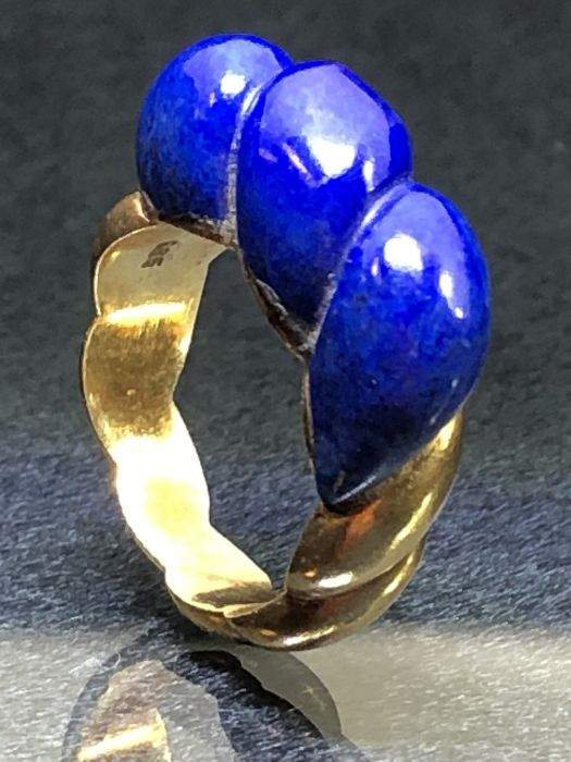 14ct Gold ring marked 585 and set with large Blue carved Lapis Lazuli size approx 'O' - Image 2 of 9