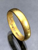 22ct Gold Band approx size 'Q' &
